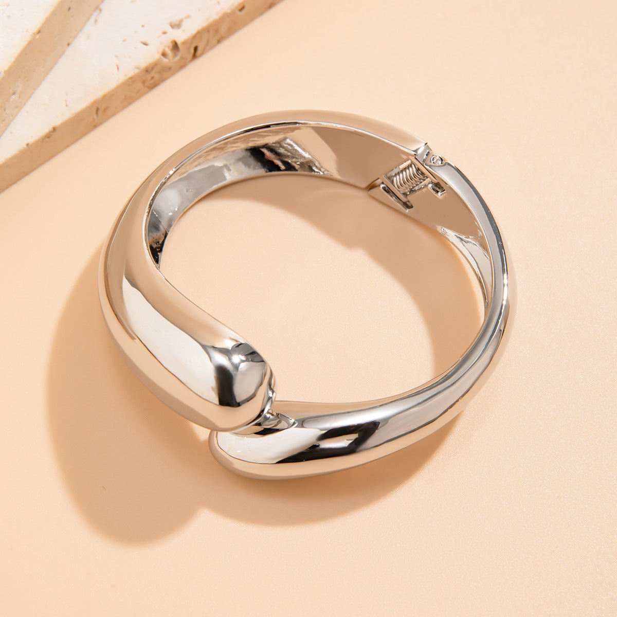 Bracciale a manetta in metallo lucidato a forma di goccia d'acqua oversize con finitura a specchio e design geometrico