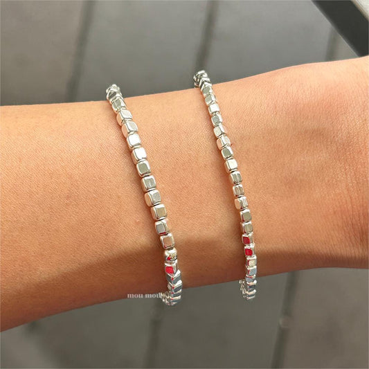 Bracciale minimalista in argento sterling S925 con texture naturale e delicate pietre preziose