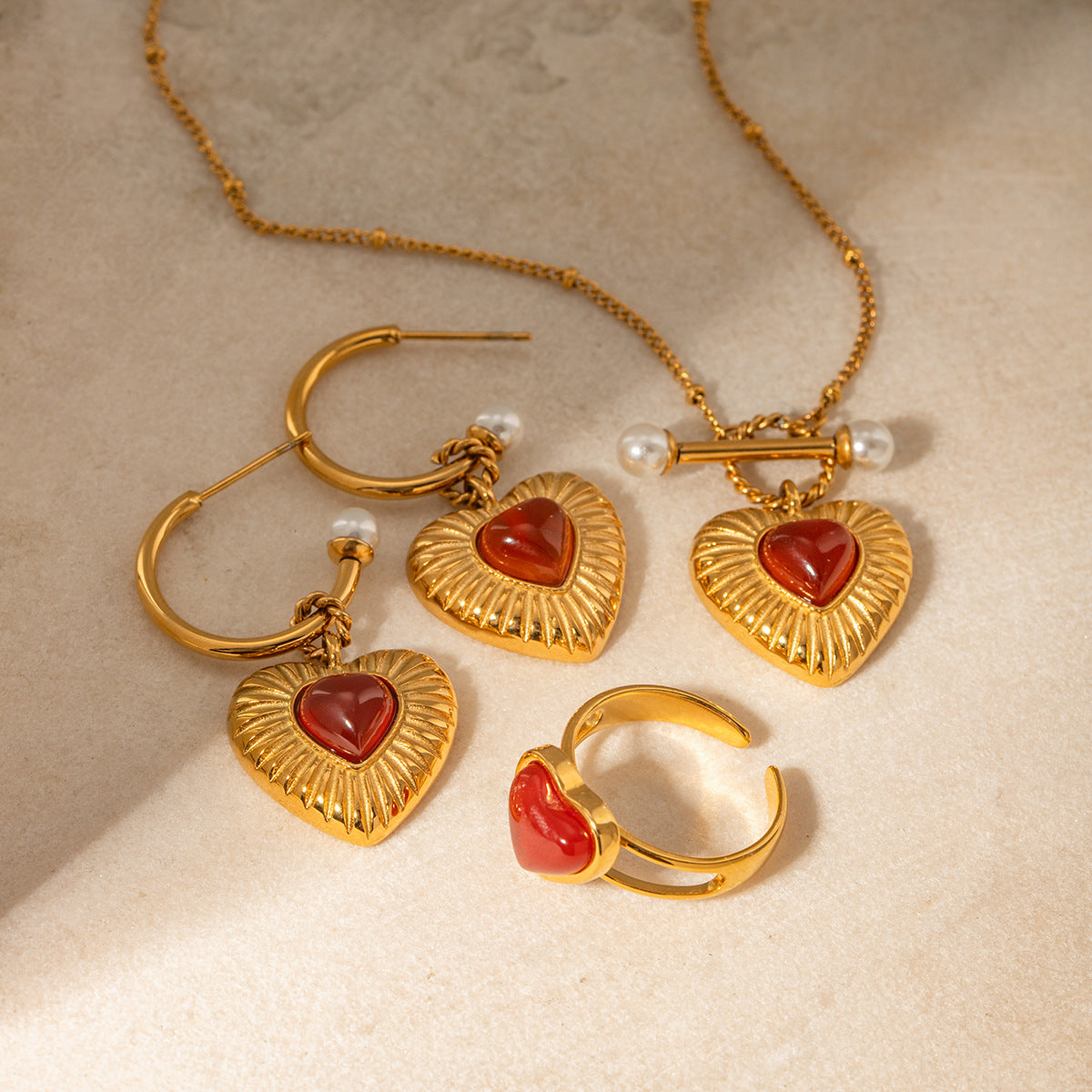 Collana alla moda in acciaio inossidabile placcato oro 18 carati a forma di cuore con ciondolo in agata rossa e perla da donna