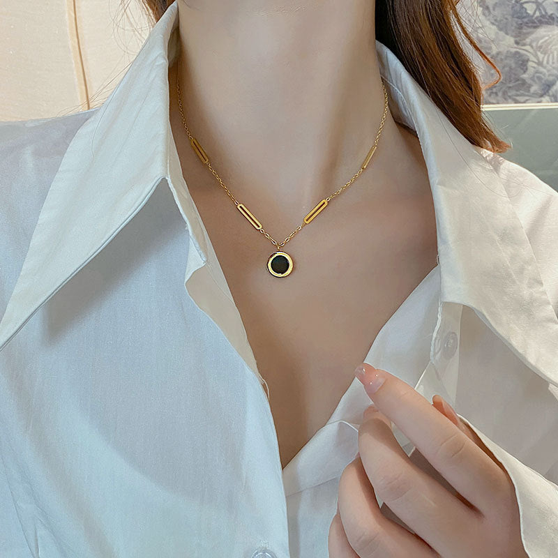 Collar Minimalista de Acero de Titanio en Forma de U con Baño de Oro de 18K, Colgante de Números Romanos, Cadena Ligera para Suéter de Mujer