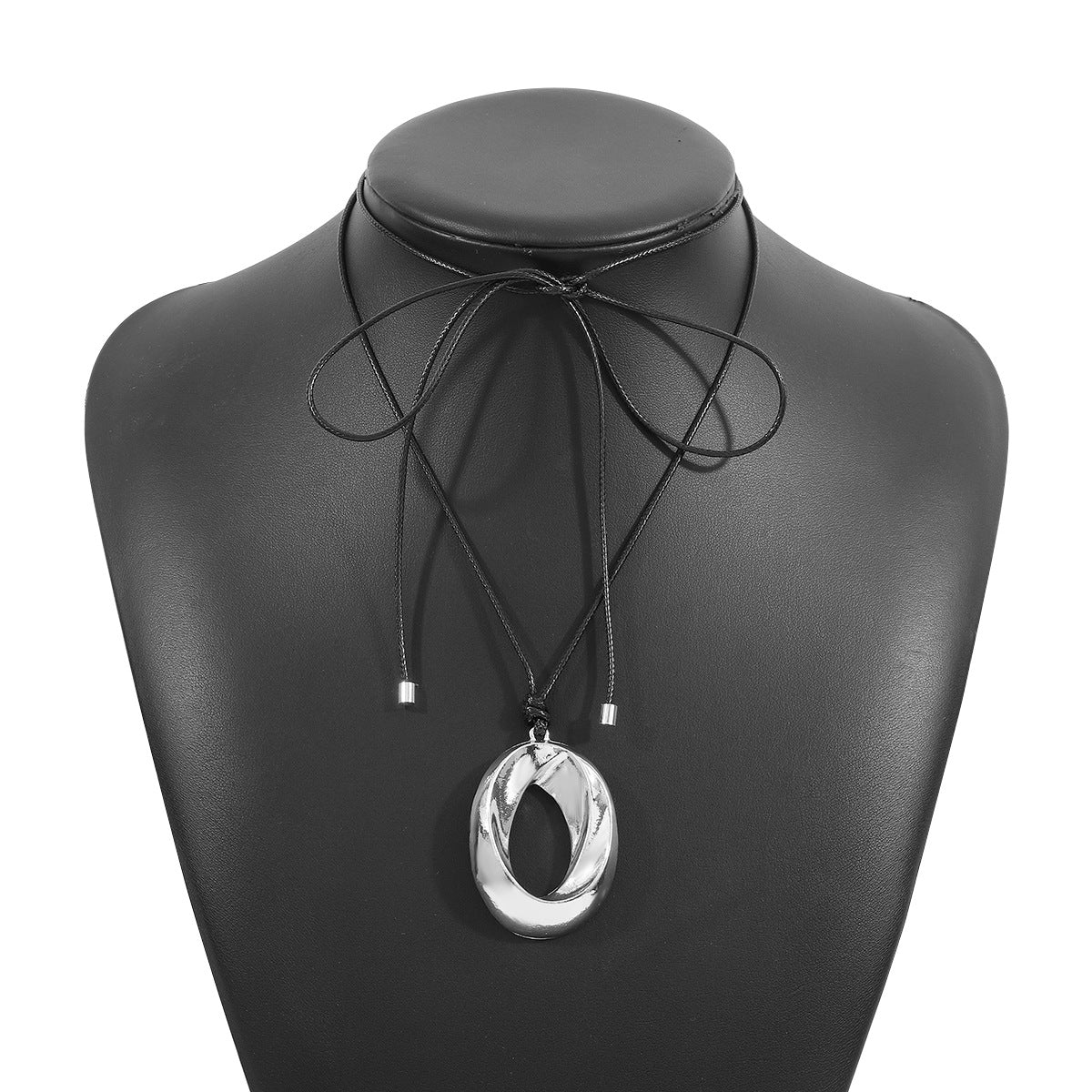 Orecchini a cerchio in metallo geometrici vuoti retrò dolci e audaci e collana con ciondolo in cordino di cera nera regolabile da donna