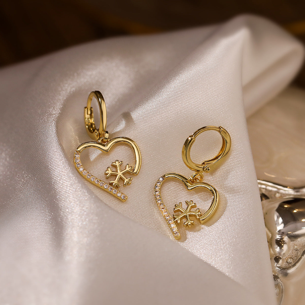 Set di orecchini e collana pendente a cuore con fiocco di neve in zircone placcato oro 18 carati minimalista per donne