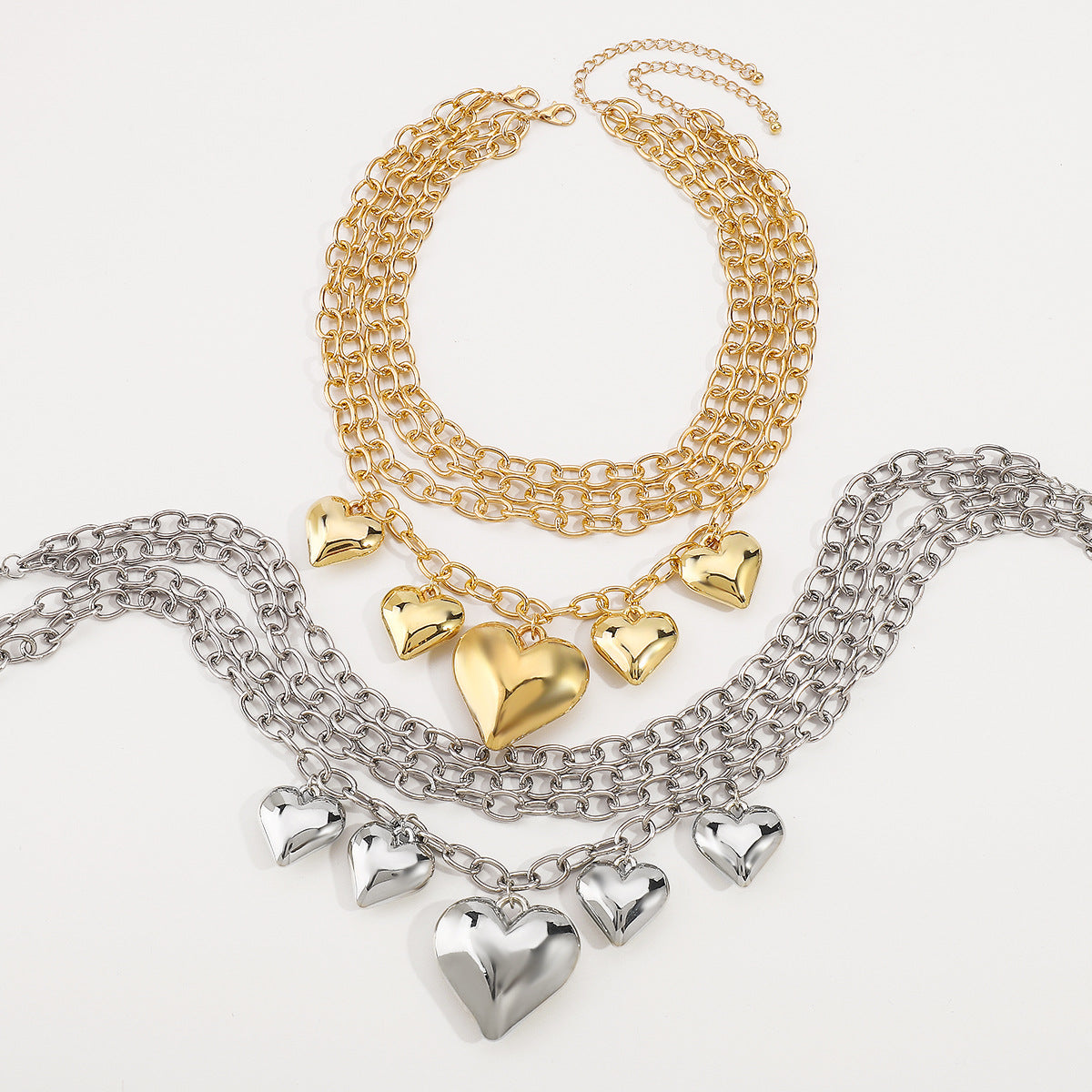 Collana con ciondolo a cuore geometrico esagerato in catena di alluminio con ciondolo in lega galvanizzata da donna