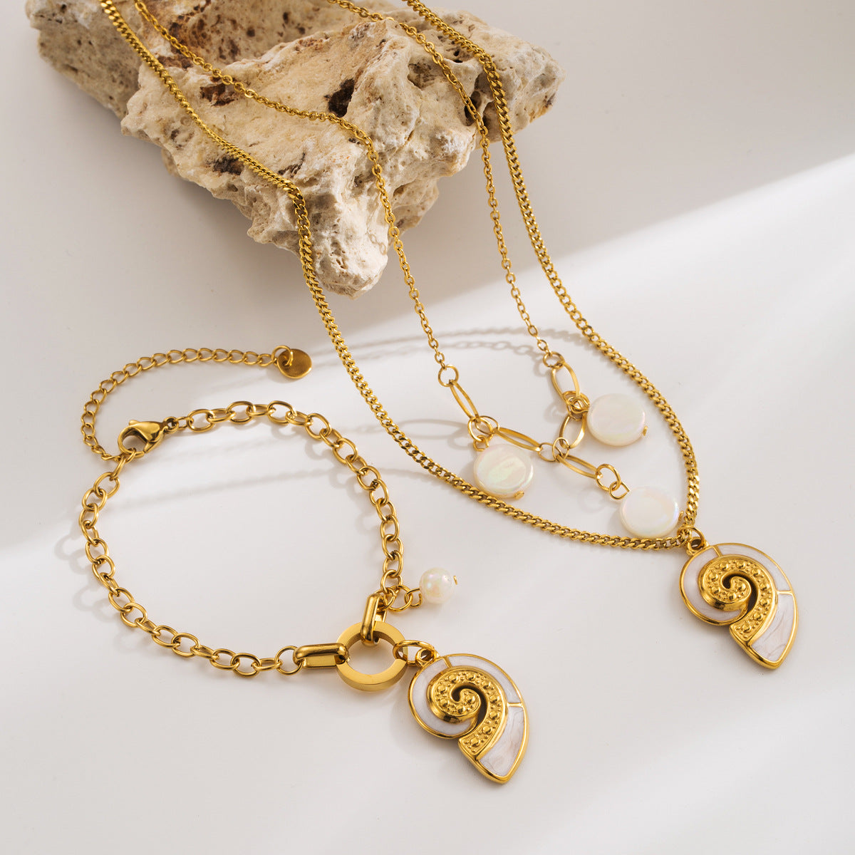 Collana con Pendente a Conchiglia Minimalista in Acciaio Inossidabile con Ciondolo in Acciaio al Titanio e Placcatura Oro da Donna
