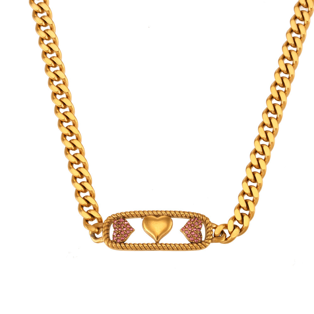 Collana con ciondolo romantico e minimalista in acciaio inossidabile con tre ciondoli a cuore vuoto placcati in oro 18 carati su catena cubana da donna