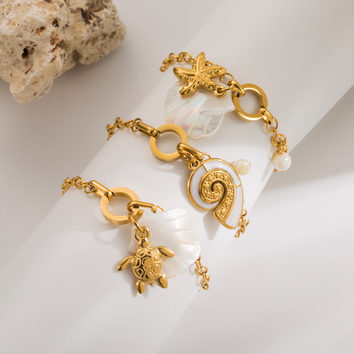 Bracciale con ciondoli a tartaruga e conchiglia in acciaio inossidabile placcato oro 14K per donne e uomini, gioiello a tema animale estivo da spiaggia