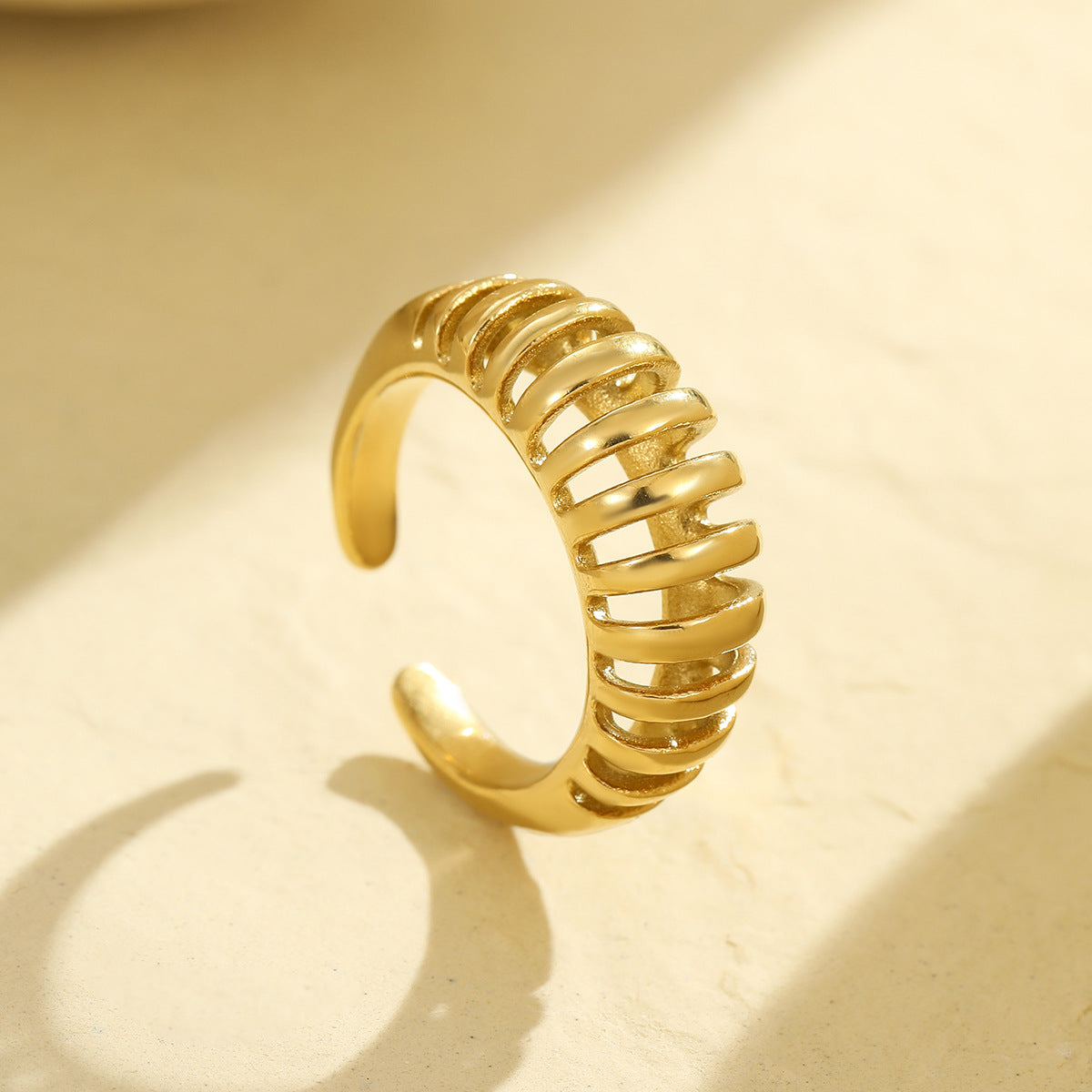 Conjunto de collar con colgante hueco de acero inoxidable chapado en oro de 18 quilates OL de moda para mujer