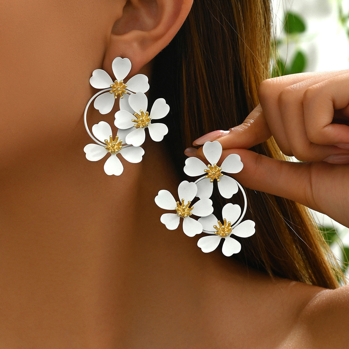 Orecchini a perno da donna eleganti e minimalisti con motivo floreale in acrilico, base in lega e finitura galvanizzata