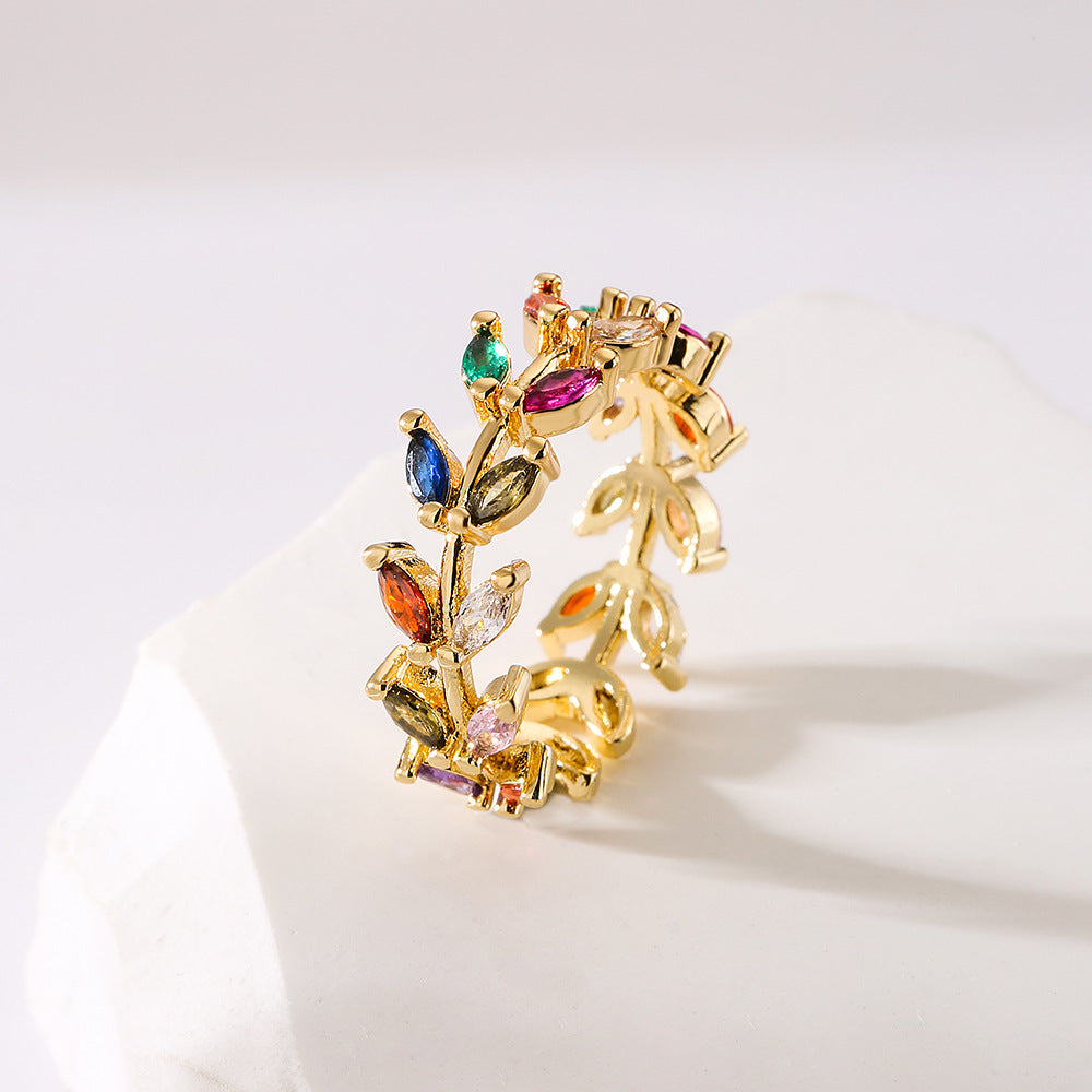 Anello geometrico da donna in rame placcato oro 18 carati e zirconi rainbow micro-incastonati per un look alla moda da indossare ogni giorno