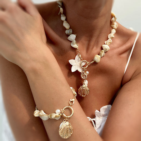 Vacation Style Floral Seashell Pendant Necklace for Women with Plated Finish and Handmade Chain