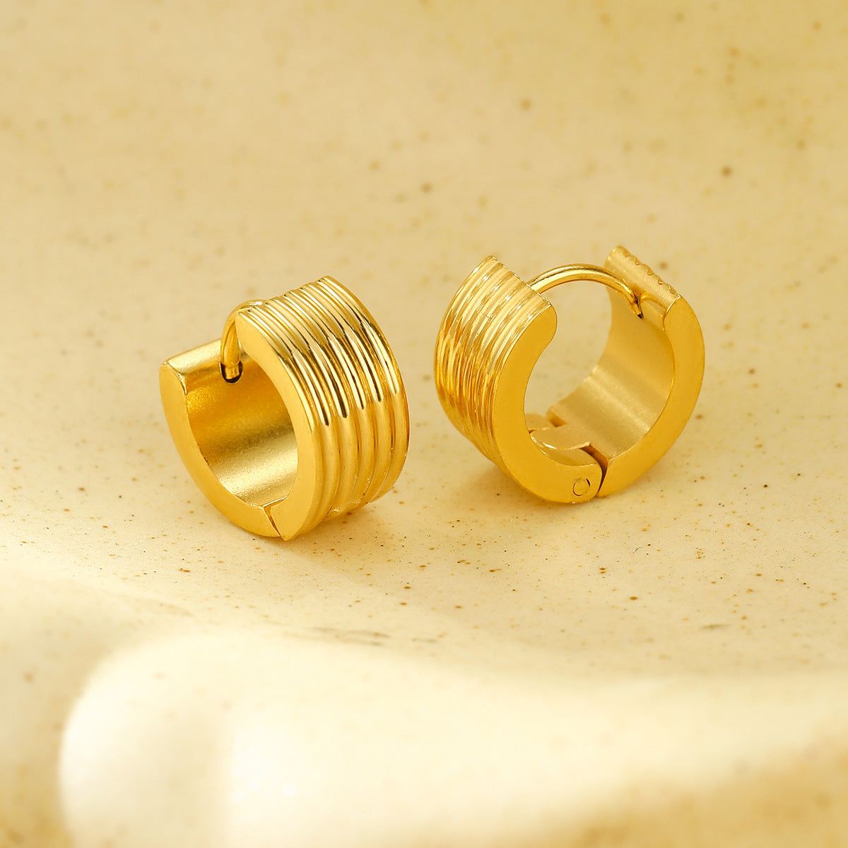 Orecchini da donna alla moda a forma di U in acciaio al titanio placcati oro 18 carati
