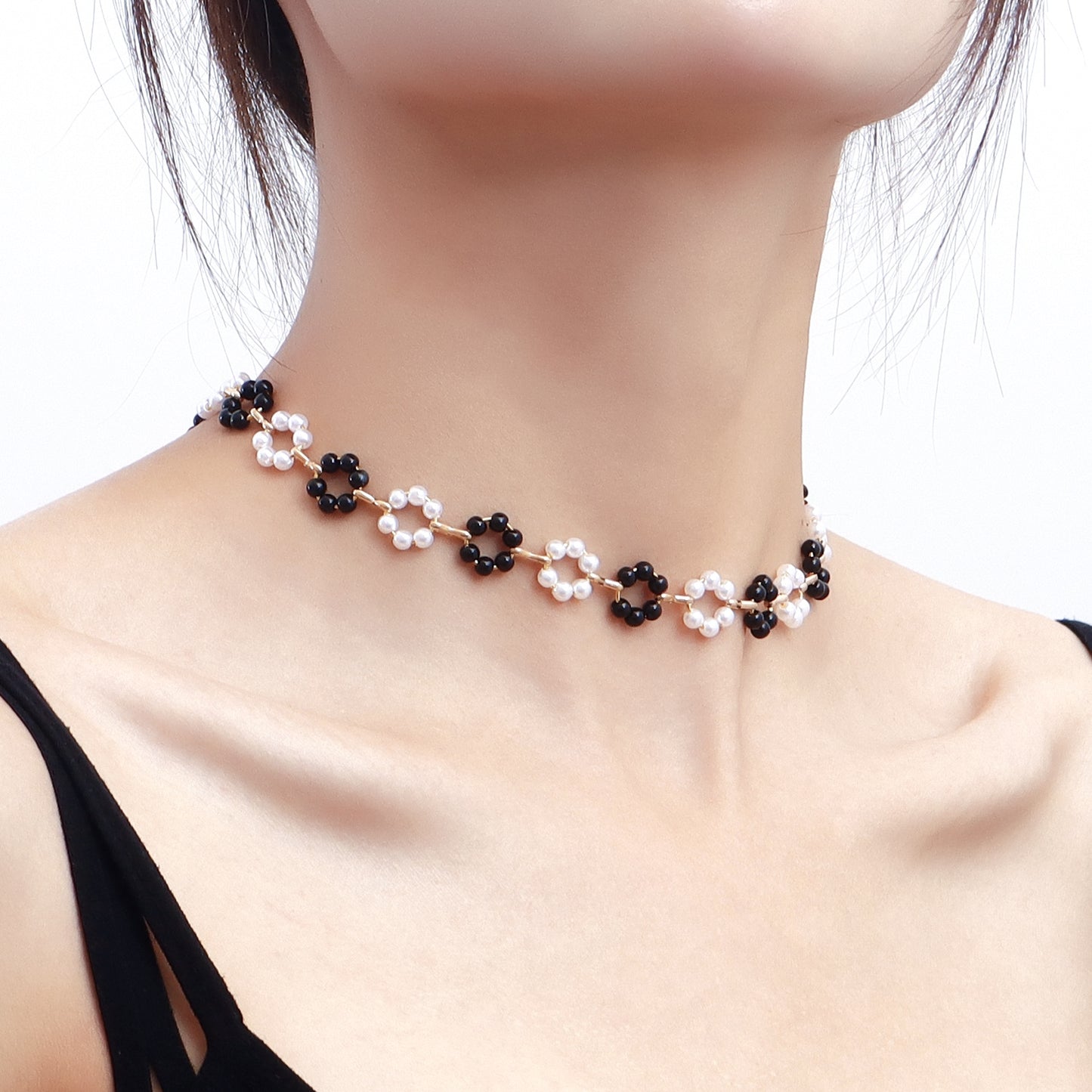 Minimalist Daisy Pendant Necklace for Women with Black and White Gradient Design, Alloy Chain, Electroplated Finish, Single-Layer Beach Style Jewelry