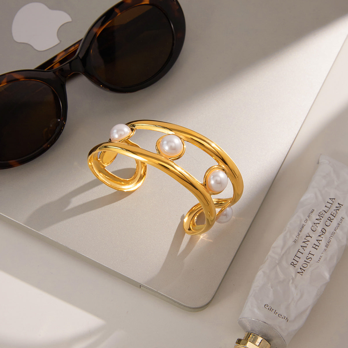 Bracciale Minimalista in Acciaio al Titanio con Placcatura in Oro 18K, Design a Forma Irregolare, Accessorio di Moda Leggero