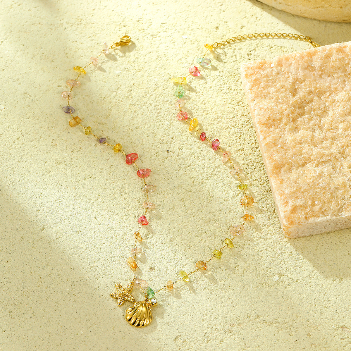 Collar con colgante de estrella de mar y concha estilo vacacional de acero inoxidable con chapado en oro de 18 quilates e incrustaciones de piedras naturales y circonitas coloridas para mujer