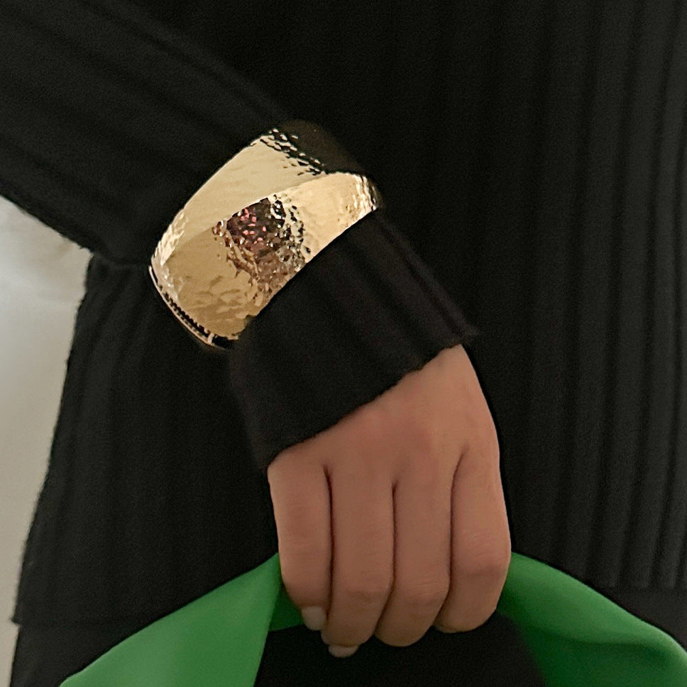 Braccialetto da donna in lega lucida a onda larga con trama in stile geometrico Ins