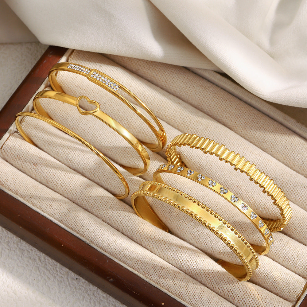 Pulsera de acero inoxidable con corazón hueco de estilo francés minimalista, chapado en oro de 18 quilates y líneas de acento de circonita