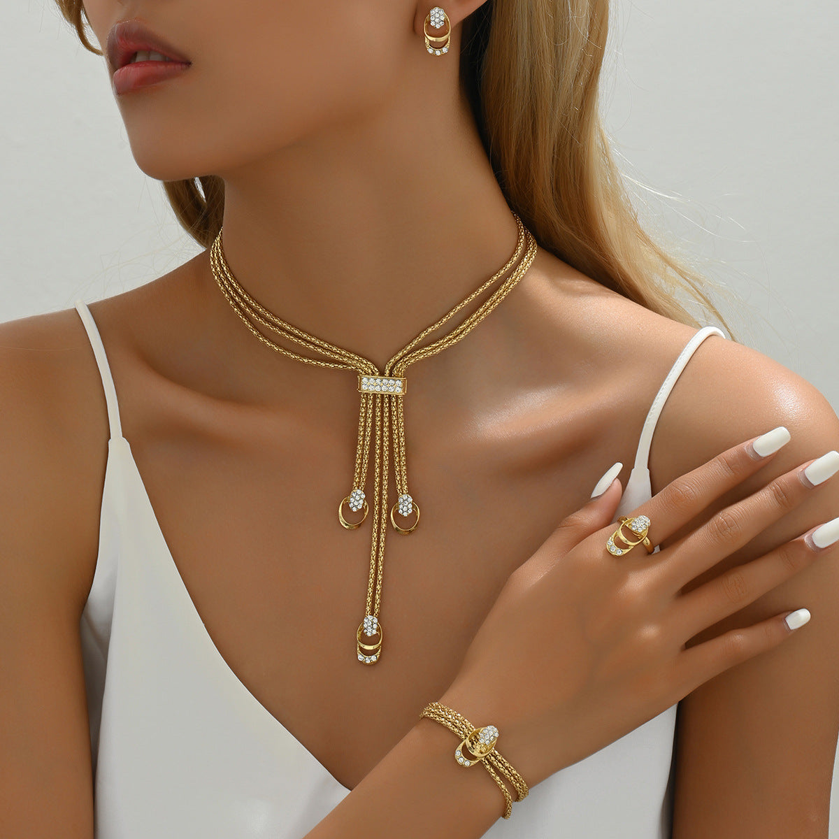 Set di collana, orecchini e anello in lega geometrica fresca e minimalista con intarsio in zircone, catena per clavicola e anello per indice