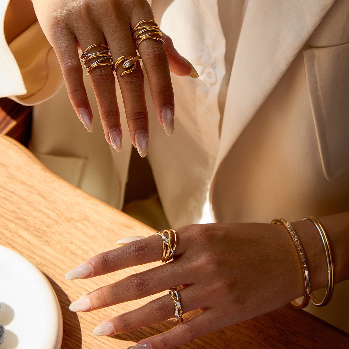 Elegante Anillo Geométrico de Serpiente de Acero Inoxidable Plateado para Mujer