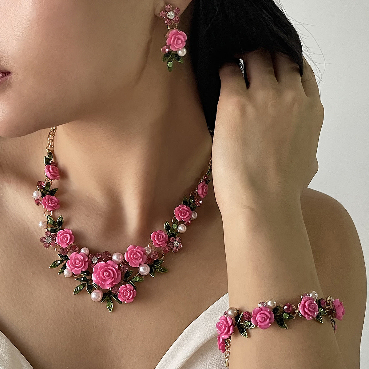 Set di collana, orecchini e bracciale floreale in lega e resina con intarsi di strass per donna