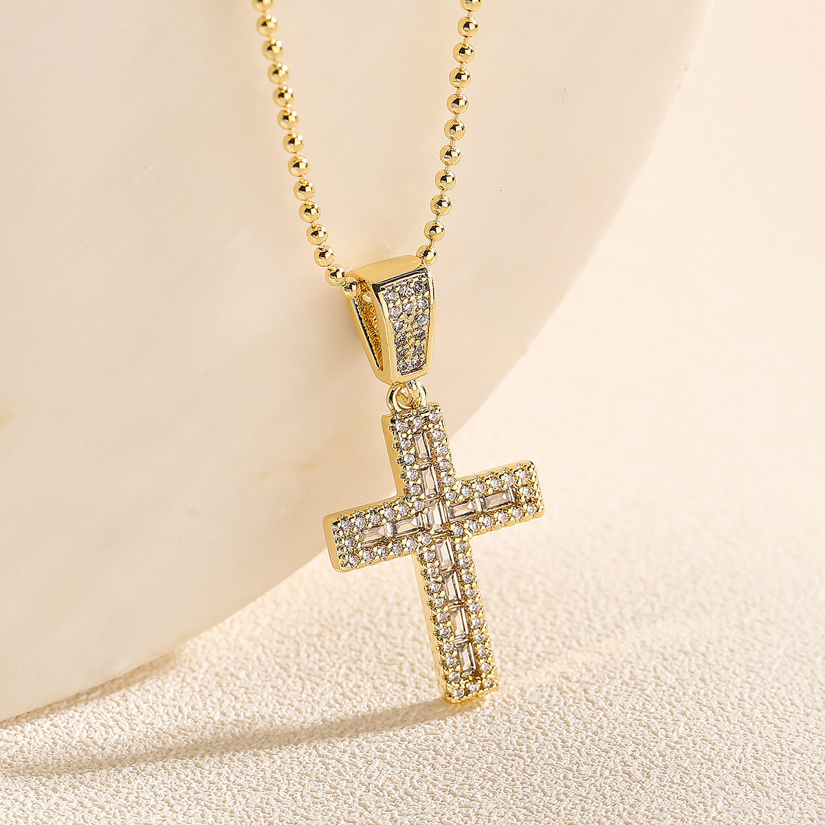 Collana con pendente a croce minimalista da donna in rame con placcatura in oro 18 carati e intarsio in zircone