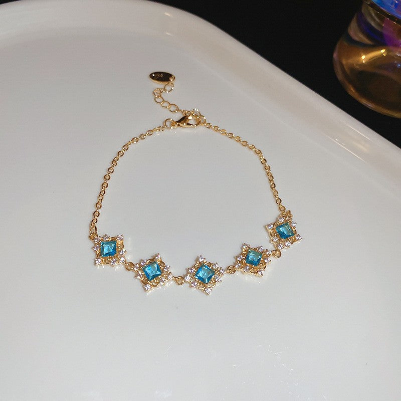 Elegante bracciale da donna con fiore geometrico e accenti in zircone, in rame placcato, stile trendy da ufficio, gioiello versatile e lussuoso per la mano