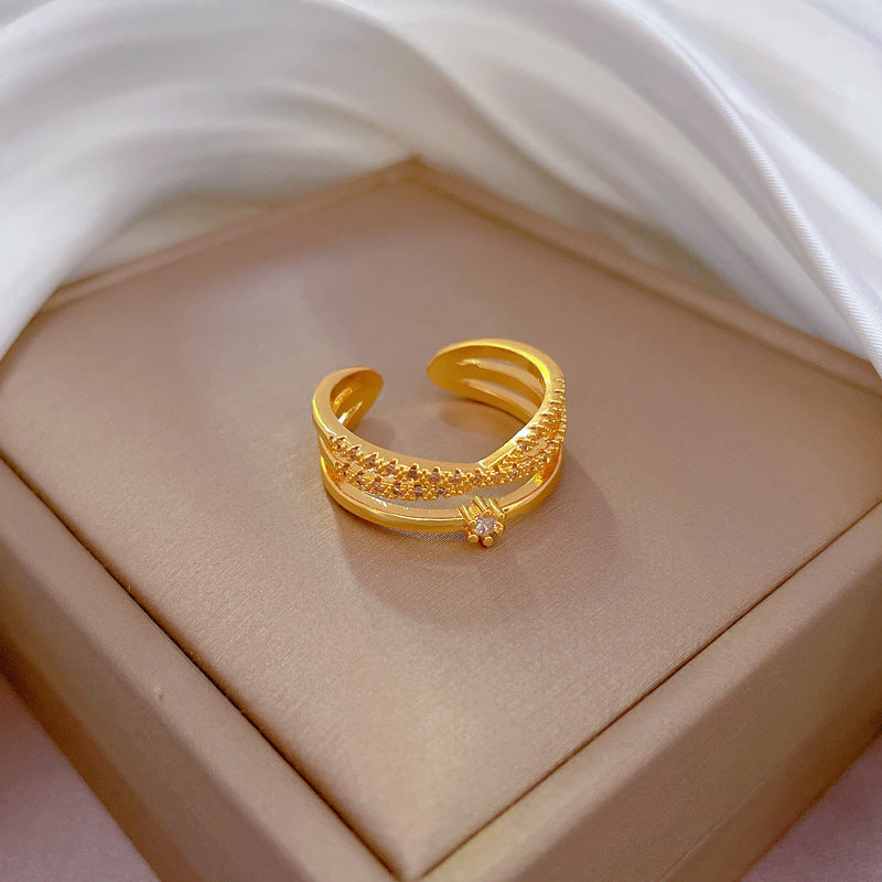 Anello da donna minimalista a forma di corona con placcatura in oro vero e intarsio di zirconi