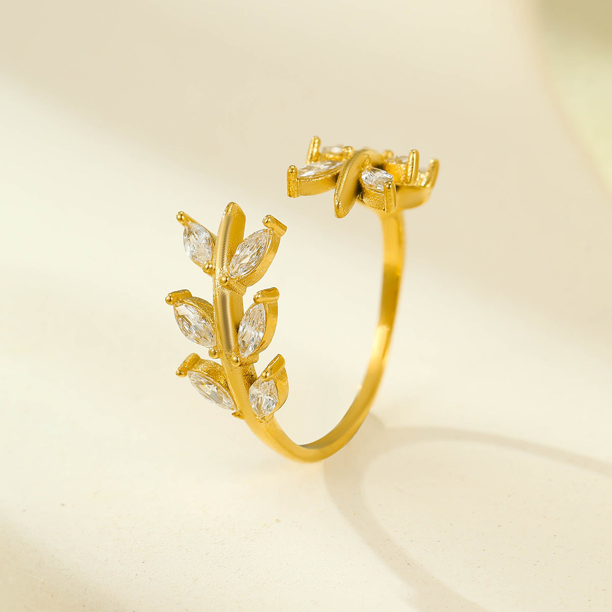 Anillo minimalista de acero de titanio con forma de hoja, de inspiración francesa, para mujer, con chapado en oro de 18 quilates, elegante diseño de banda abierta