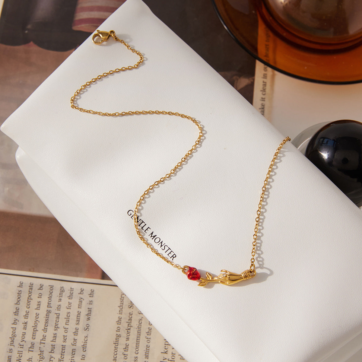Collana da donna minimalista con pendente geometrico a rosa in acciaio al titanio placcato PVD oro 18 carati