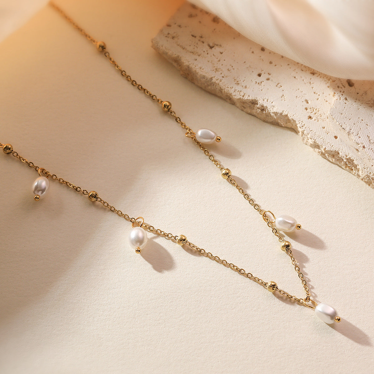 Elegante collana di perle vintage francese da donna, catena clavicola in acciaio inossidabile con forma geometrica e placcatura in oro 18 carati