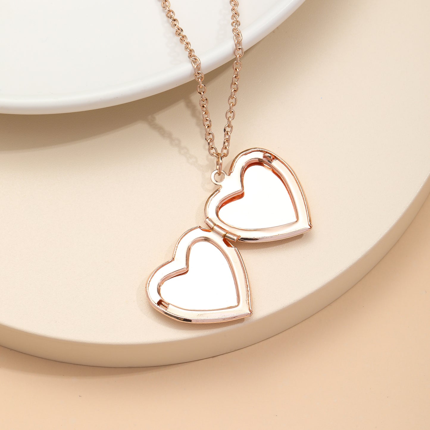 Collar con colgante en forma de corazón estilo dibujo animado para niños, cadena de aleación con incrustaciones de perlas, diseño de relicario que se abre
