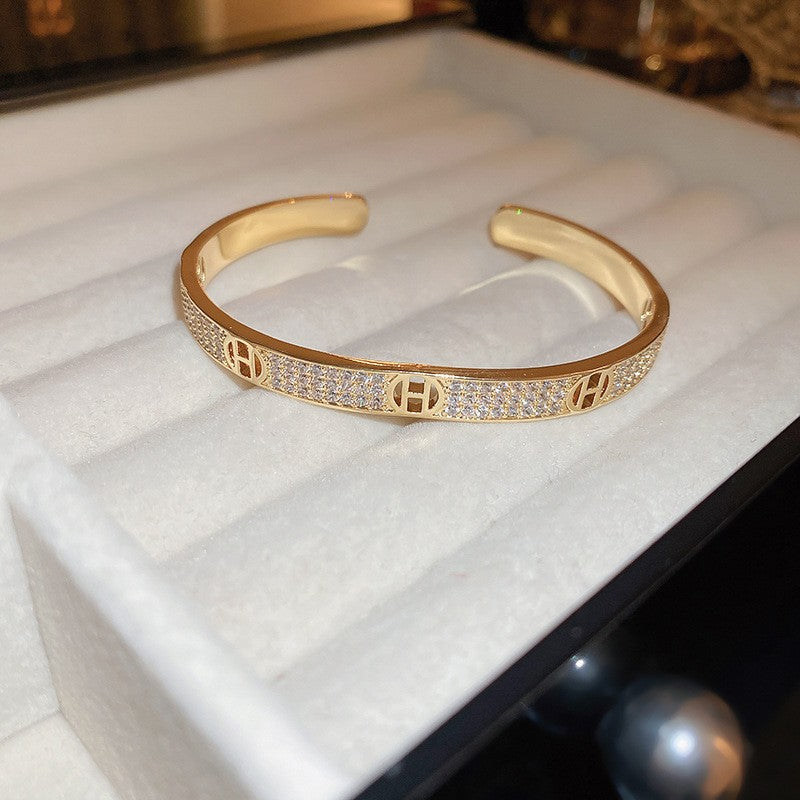 Pulsera tipo brazalete de aleación de cobre bañada en oro de lujo con incrustaciones de diamantes de imitación para mujer