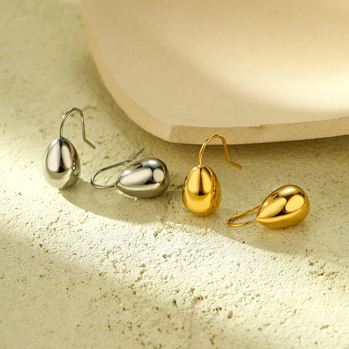Pendientes de titanio con forma de gota de agua a la moda con acabado de chapado para mujer, aretes ligeros de estilo lujoso