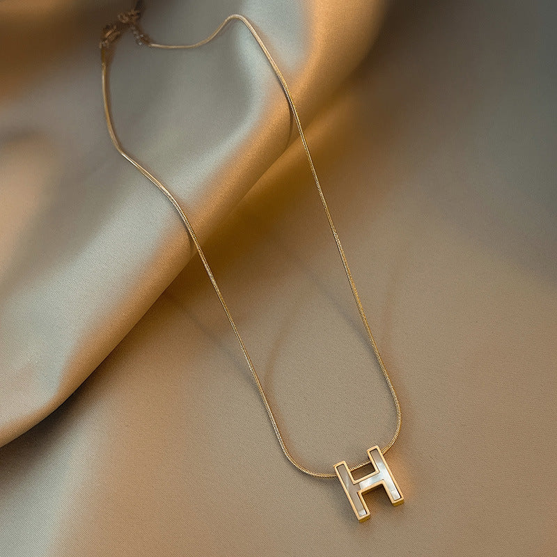 Collana con Pendente a Lettera H Minimalista in Acciaio al Titanio con Placcatura in Oro e Intarsi in Zirconi per Donna