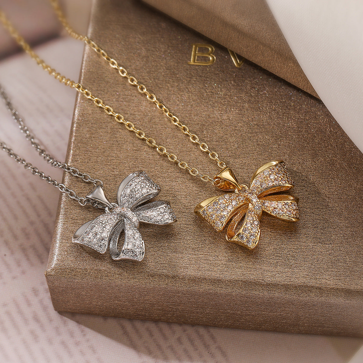 Collana con Ciondolo Minimalista a Forma di Fiocco in Rame, Placcata Oro e Zirconi per Donna