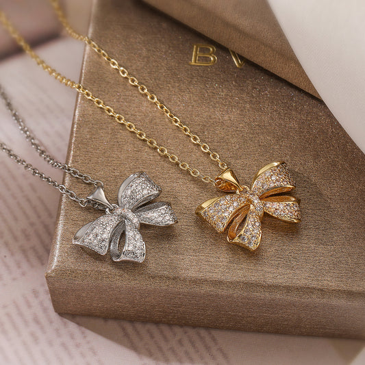Collana con Ciondolo Minimalista a Forma di Fiocco in Rame, Placcata Oro e Zirconi per Donna