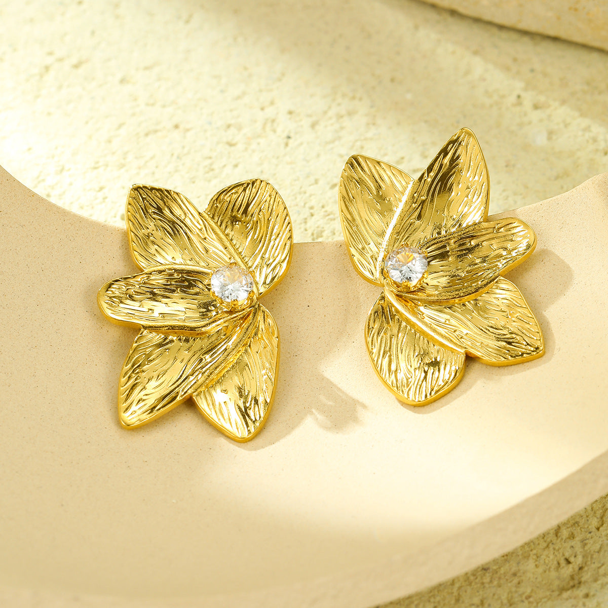 Orecchini Minimalisti in Acciaio Inossidabile con Placcatura in Oro 18K, a Mezzo Petalo, con Intarsio di Zirconi, da Donna