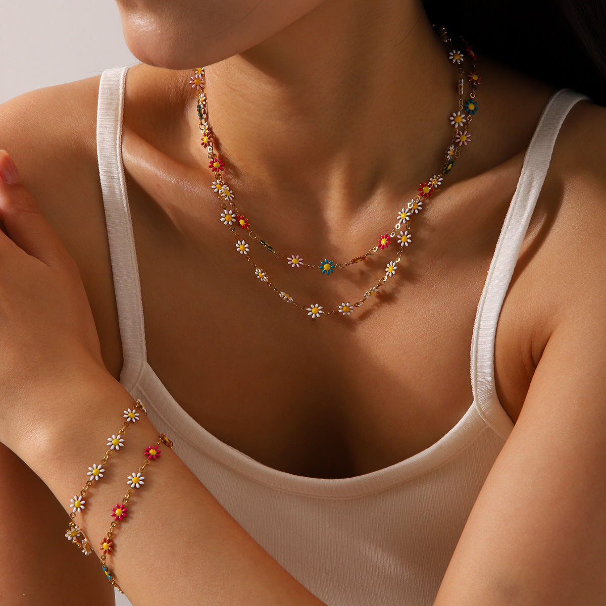 Set collana con ciondolo a margherita minimalista e bracciale in acciaio inossidabile con finitura smaltata da donna