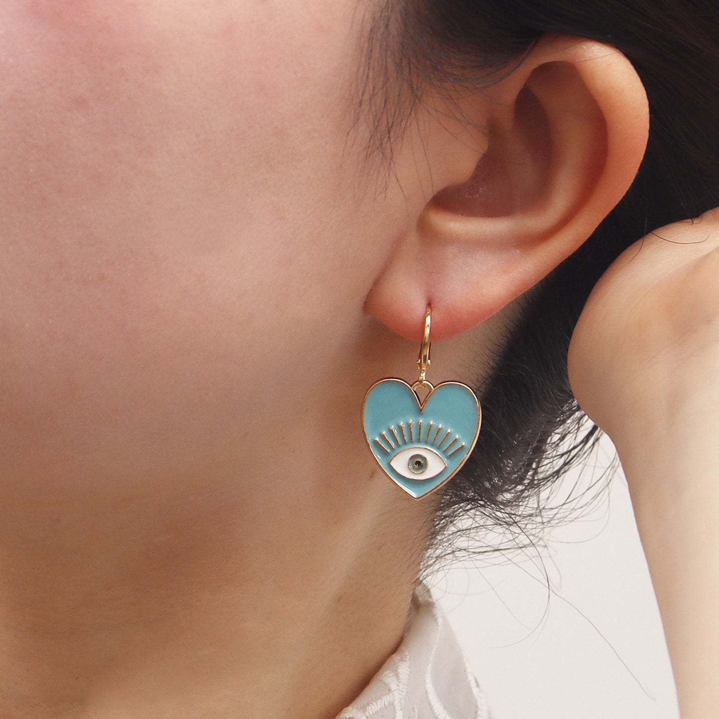 Pendientes Dulces en Forma de Corazón de Ojo de Demonio de Aleación con Acabado Galvanizado para Mujer