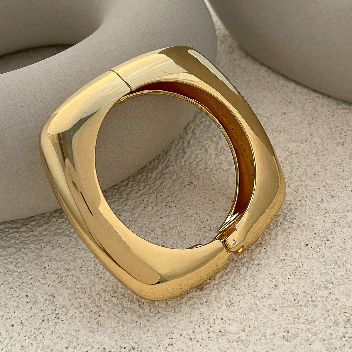 Pulsera cuadrada de metal retro para mujer con acabado chapado y diseño de resorte