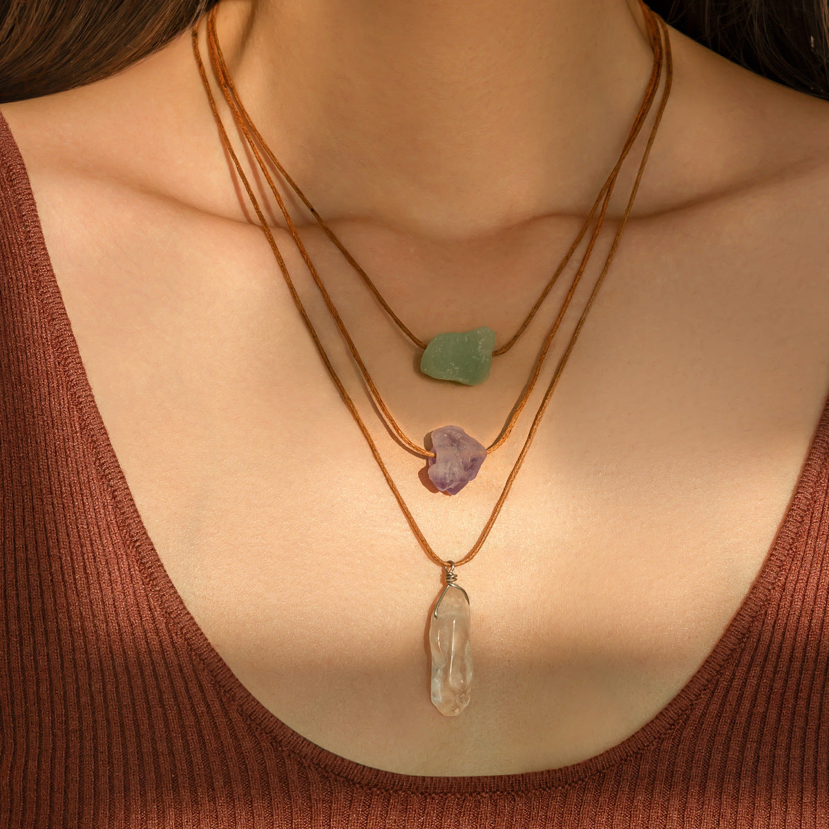 Collana con Ciondolo a Nappa Irregolare Asimmetrica con Pietre Naturali e Accenti di Cristallo su Cordino Cerato Intrecciato Regolabile per Creare Strati