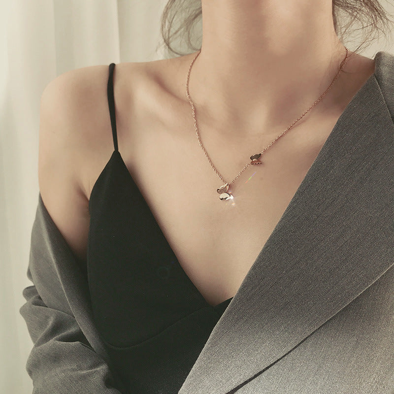 Collar Gargantilla Minimalista para Mujer de Acero Titanio con Baño de Oro y Forma de Mariposa