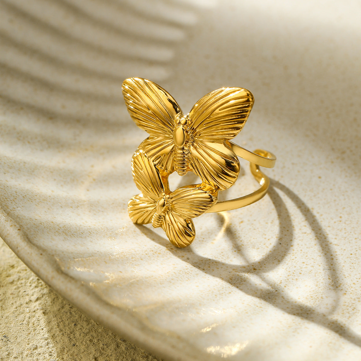Anillo de Acero Inoxidable en Forma de Mariposa de Lujo Ligero para Mujeres, Accesorio de Moda con Baño Resistente a la Decoloración