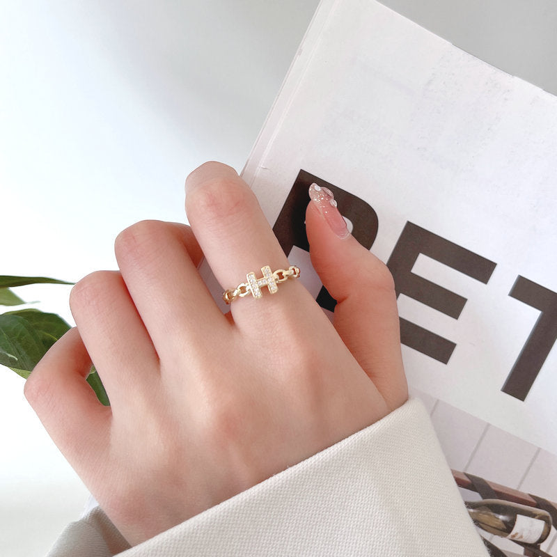 Anello minimalista con lettera H in ottone placcato oro con dettagli in strass e fascia aperta regolabile