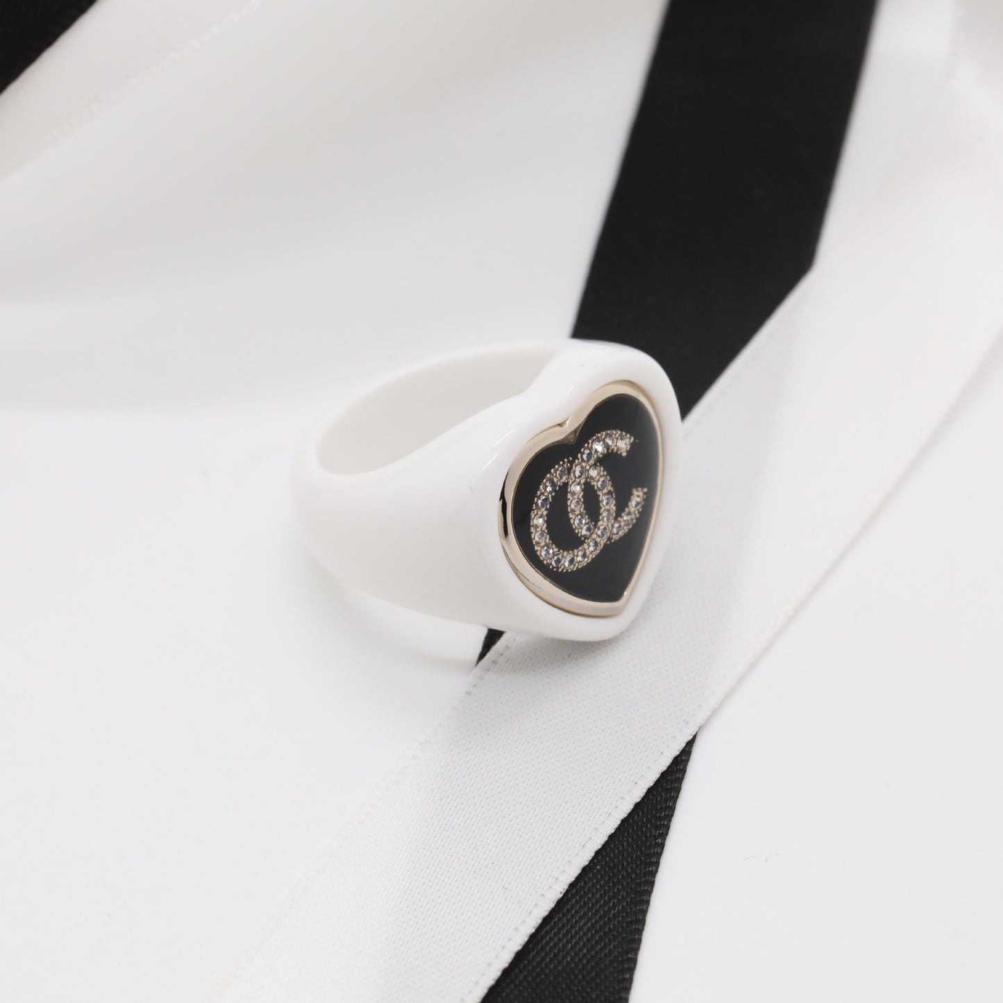 Anillo de acrílico chapado con corazón blanco para mujer