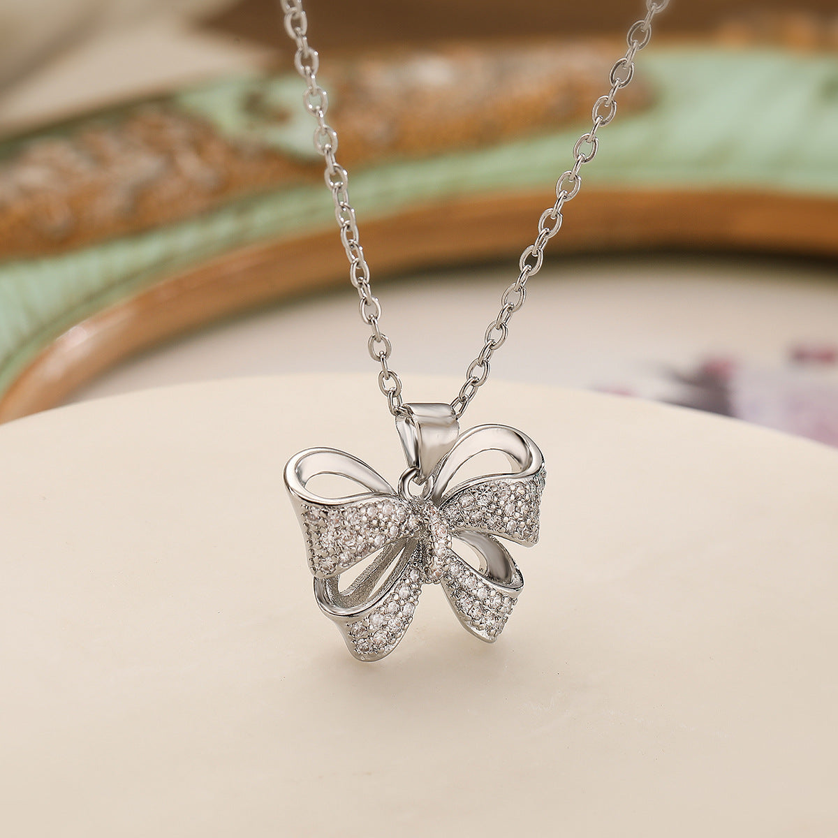 Collana con Ciondolo Minimalista a Forma di Fiocco in Rame, Placcata Oro e Zirconi per Donna
