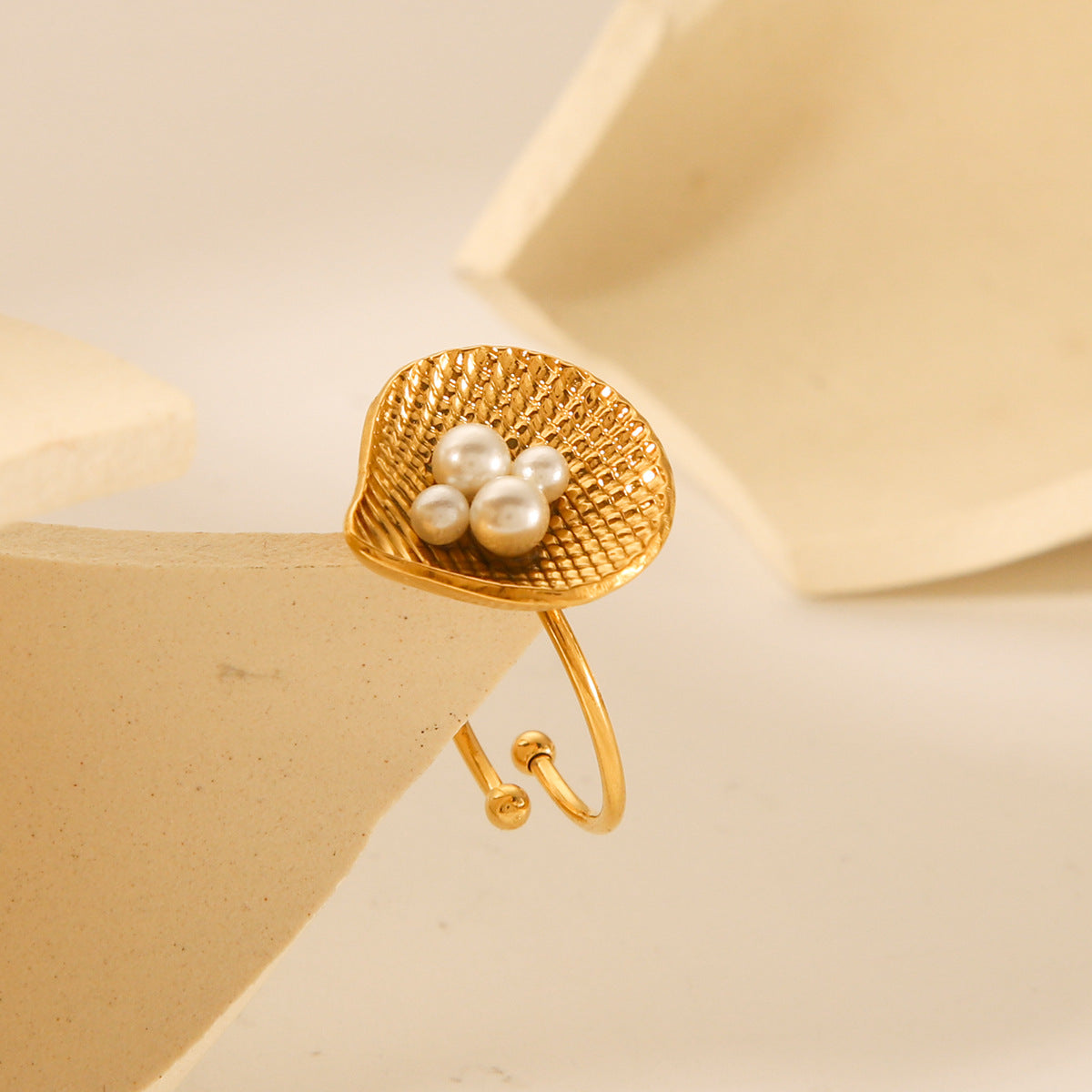 Anello stile Ins in acciaio inossidabile placcato oro 18 carati con conchiglia e perla per donna