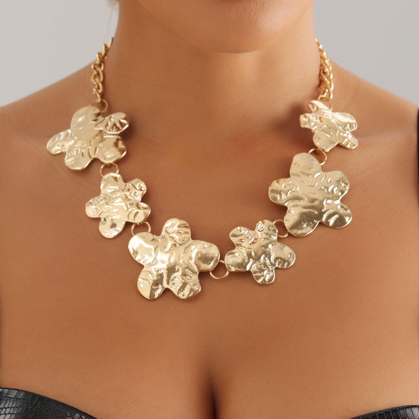 Gargantilla de Metal Geométrica Minimalista con Flores de Ciruelo Irregulares para Mujer con Acabado Galvanizado