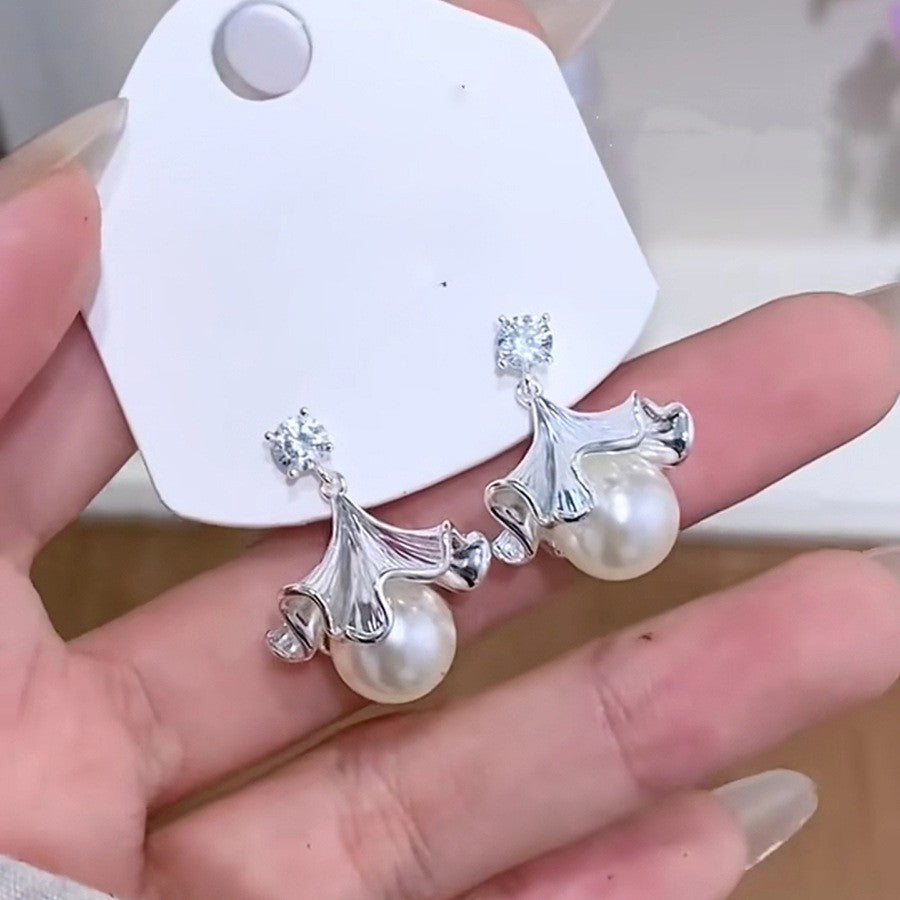 Orecchini da donna vintage eleganti a forma di stella geometrica con perle simulate e zirconi, perni in acciaio placcato
