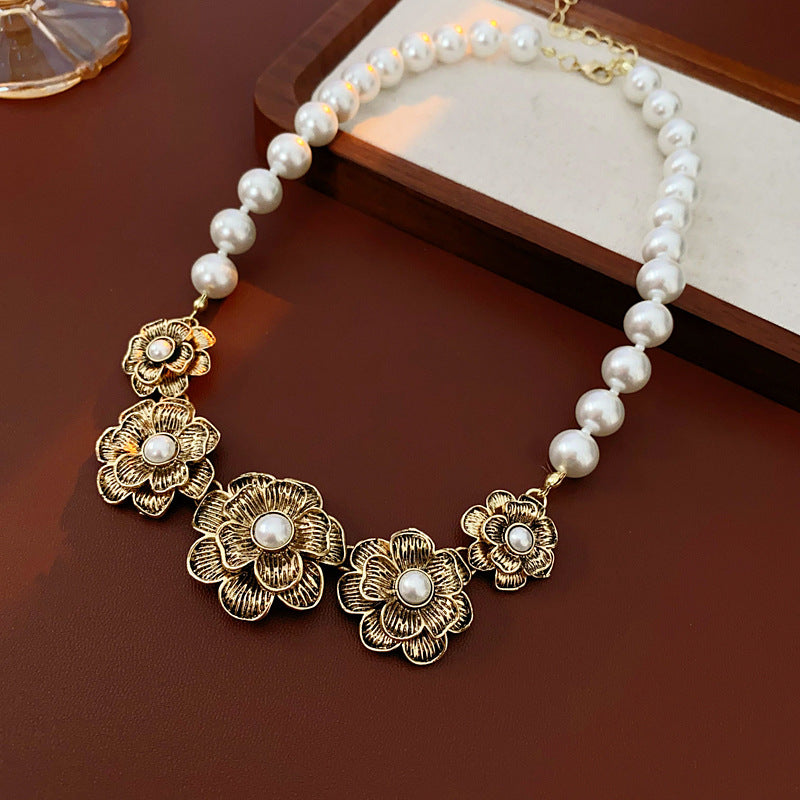 Set di orecchini e catena per clavicola da donna con motivo floreale vintage, perle, ciondolo in lega e finitura placcata