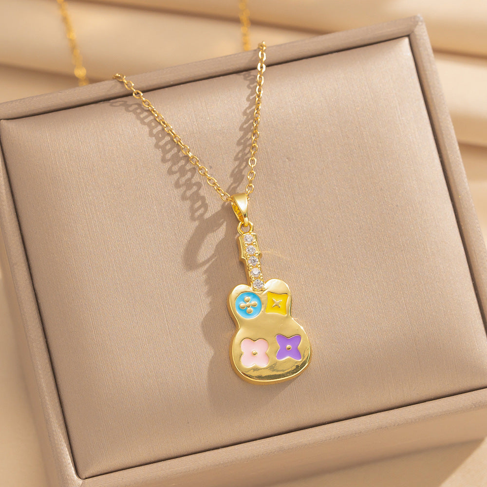 Collana con ciondolo in rame placcato oro 18 carati con smalto e zirconi micro-incastonati, a forma di cuore floreale geometrico, stile lussuoso leggero, con catena a maglie in acciaio al titanio per donna